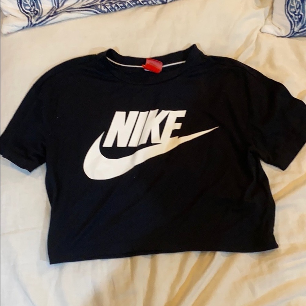 Cropped Nike shirt